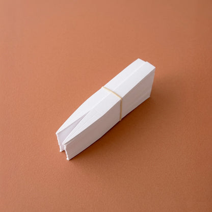 Boîte fermée du lot de 100 touches à sentir, vue de trois quarts
