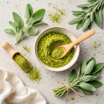 Feuilles de sauge fraîche et poudre de matcha dans un bol, ambiance du parfum Verdant calm